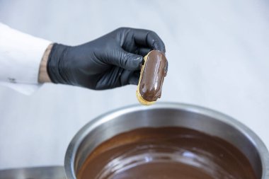 Mutfakta şefin eklerini yapıyorum. Eclairs Makarnası Türkçe Lezzetli tabağa makarna ekler.