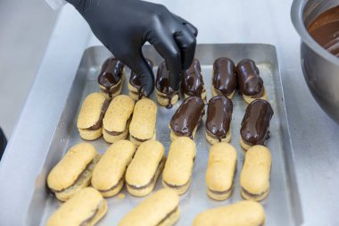 Mutfakta şefin eklerini yapıyorum. Eclairs Makarnası Türkçe Lezzetli tabağa makarna ekler.