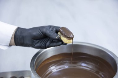 Mutfakta şefin eklerini yapıyorum. Eclairs Makarnası Türkçe Lezzetli tabağa makarna ekler.