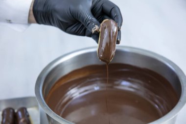 Mutfakta şefin eklerini yapıyorum. Eclairs Makarnası Türkçe Lezzetli tabağa makarna ekler.