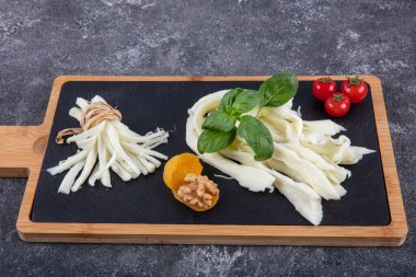 Ahşap arka planda Cecil peyniri. Melek Saçlı Peynir ya da ipeksi peynir..