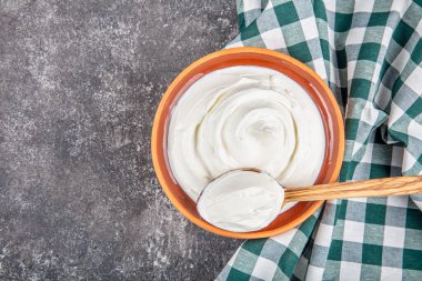 Türk ve Yunan geleneksel süt ürünleri yoğurdu veya güveçte ahşap kaplama kavramlı süzme yoğurt.