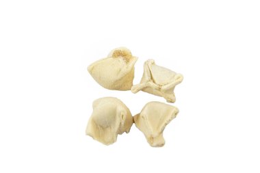 Ev yapımı Türk mantisi. (Türk mantısı) Pişmemiş. Pişirmeye hazır. Beyaz arka planda, pişirmeden önce el yapımı manti (Türkçe ravioli tipi hamur tatlısı).