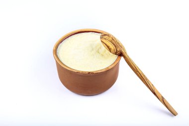 Beyaz arka planda izole edilmiş ev yapımı yoğurt ve ekşi krema..