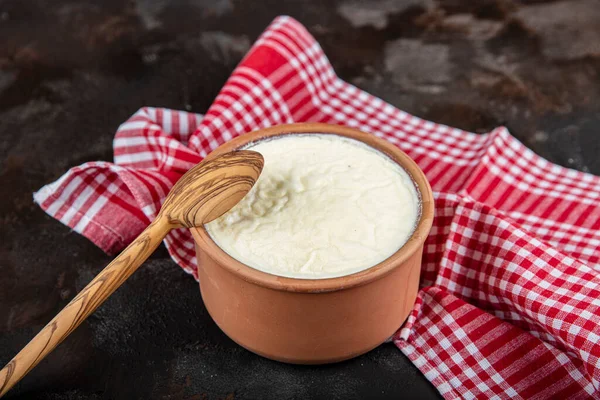 Yoghurt Een Bruine Keramische Kom Een Houten Tafel Zelfgemaakte Yoghurt — Stockfoto