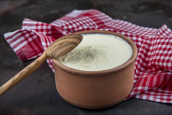 Yoghurt Een Bruine Keramische Kom Een Houten Tafel Zelfgemaakte Yoghurt — Stockfoto