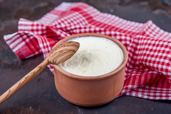 Joghurt Einer Braunen Keramikschüssel Auf Einem Holztisch Hausgemachter Joghurt Oder — Stockfoto