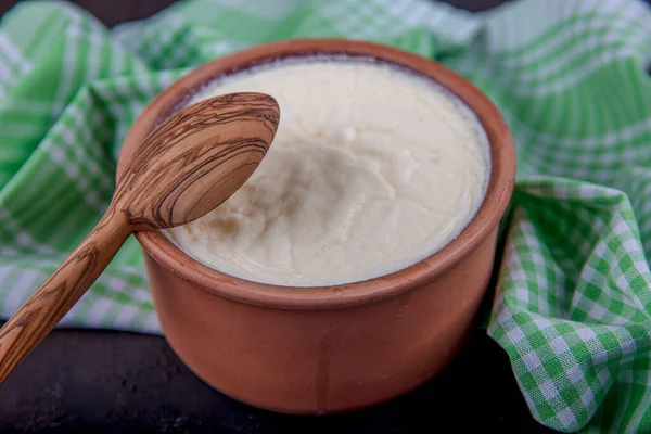 Joghurt Einer Braunen Keramikschüssel Auf Einem Holztisch Hausgemachter Joghurt Oder — Stockfoto