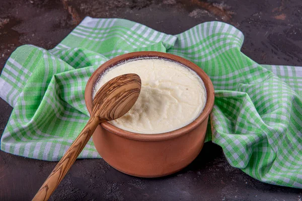 Joghurt Einer Braunen Keramikschüssel Auf Einem Holztisch Hausgemachter Joghurt Oder — Stockfoto