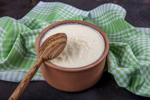 Yoghurt Een Bruine Keramische Kom Een Houten Tafel Zelfgemaakte Yoghurt — Stockfoto