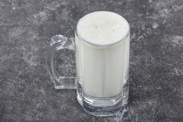 健康的有机饮料酸奶杯中的Kefir 特写镜头拍摄在一整杯白色的 富含薄荷叶的Kefir上 — 图库照片