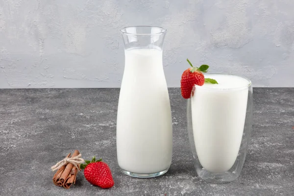 Gesunder Bio Trinkjoghurt Kefir Glas Nahaufnahme Auf Einem Vollen Glas — Stockfoto