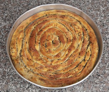 Bosnalı Borek. Ev yapımı borek, ıspanak, patates ve peynir, Türk mutfağı. Türk Kültür Ramazanı ve Kurban Bayramı yemek hazırlığı.