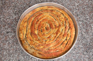 Bosnalı Borek. Ev yapımı borek, ıspanak, patates ve peynir, Türk mutfağı. Türk Kültür Ramazanı ve Kurban Bayramı yemek hazırlığı.