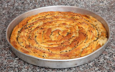 Bosnalı Borek. Ev yapımı borek, ıspanak, patates ve peynir, Türk mutfağı. Türk Kültür Ramazanı ve Kurban Bayramı yemek hazırlığı.