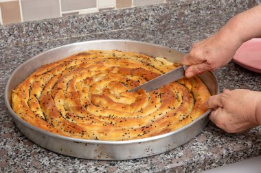 Bosnalı Borek. Ev yapımı borek, ıspanak, patates ve peynir, Türk mutfağı. Türk Kültür Ramazanı ve Kurban Bayramı yemek hazırlığı.