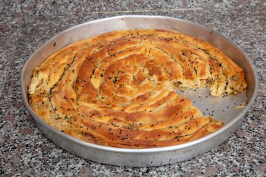 Bosnalı Borek. Ev yapımı borek, ıspanak, patates ve peynir, Türk mutfağı. Türk Kültür Ramazanı ve Kurban Bayramı yemek hazırlığı.