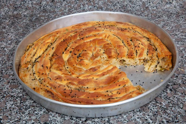 Bosnalı Borek. Ev yapımı borek, ıspanak, patates ve peynir, Türk mutfağı. Türk Kültür Ramazanı ve Kurban Bayramı yemek hazırlığı.