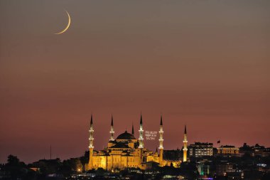 Mahya, İstanbul, Türkiye 'deki Mavi Cami ramazan camii Sultan Ahmet Camii' nin hilal aylı gece görüşü. Türkçe 