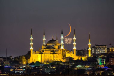 Mahya, İstanbul, Türkiye 'deki Mavi Cami ramazan camii Sultan Ahmet Camii' nin hilal aylı gece görüşü. Türkçe 