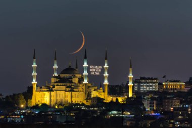 Mahya, İstanbul, Türkiye 'deki Mavi Cami ramazan camii Sultan Ahmet Camii' nin hilal aylı gece görüşü. Türkçe 