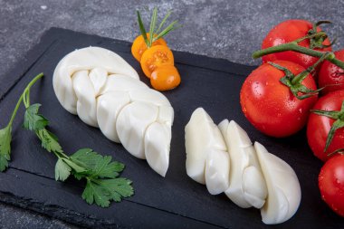 Peynir örgülü örgü. Taze yumuşak beyaz bufalo sütü mozzarella peyniri örgü Türk makarna filata metodu, İstanbul, Türkiye.