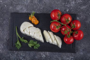 Peynir örgülü örgü. Taze yumuşak beyaz bufalo sütü mozzarella peyniri örgü Türk makarna filata metodu, İstanbul, Türkiye.