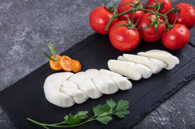 Peynir örgülü örgü. Taze yumuşak beyaz bufalo sütü mozzarella peyniri örgü Türk makarna filata metodu, İstanbul, Türkiye.