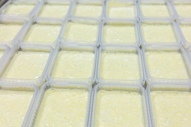 Sütlü, dalgalı yüzey. Yakın plan. Süt kremi dokusu. Pıhtılaşmış krema dokusu.