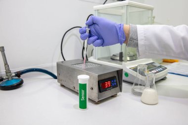 Hayvan sütünde inhibitör ve antibiyotik saptama sistemi. Süt antibiyotiği testi. Veteriner laboratuarda bir test yapıyor..