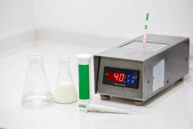 Hayvan sütünde inhibitör ve antibiyotik saptama sistemi. Süt antibiyotiği testi. Veteriner laboratuarda bir test yapıyor..