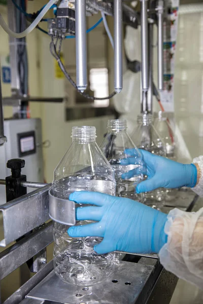 Γεμίζει Γάλα Πλαστικά Μπουκάλια Στο Εργοστάσιο Εξοπλισμός Γαλακτοκομικό Εργοστάσιο Μηχανή — Φωτογραφία Αρχείου