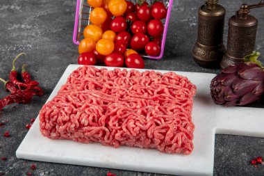 Kıyma. Taze çiğ kıyma, kıyma, siyah tabakta baharat ve otlu kıyma..