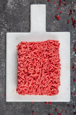 Kıyma. Taze çiğ kıyma, kıyma, siyah tabakta baharat ve otlu kıyma..