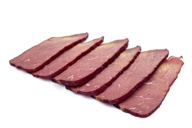 Kurutulmuş et dilimleri. Beyaz arka planda izole edilmiş kurutulmuş et parçaları..