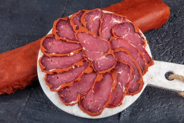 Türk pastırması, pastırma (kayseri pastirma) Taze dilimlenmiş pastırma. Pastırma (baharatlı kurutulmuş et). Domuz pastırması dilimlenmiş. Geleneksel Türk yemeği tutkusu.