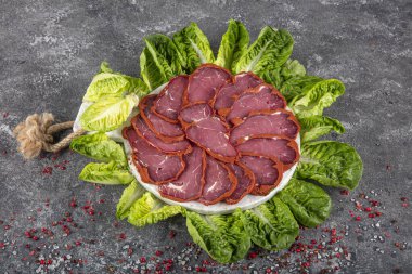 Türk pastırması, pastırma (kayseri pastirma) Taze dilimlenmiş pastırma. Pastırma (baharatlı kurutulmuş et). Domuz pastırması dilimlenmiş. Geleneksel Türk yemeği tutkusu.