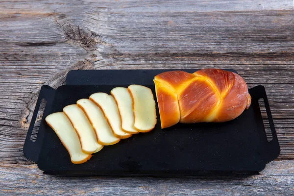 Gevlochten Gerookte Kaas Gerookte Kaas Kaas Donkerhouten Tafel — Stockfoto