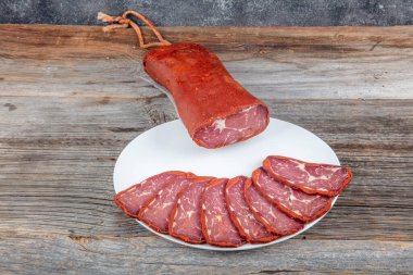 Türk pastırması, pastırma (Kayseri pastirma) Taze dilimlenmiş pastırma.