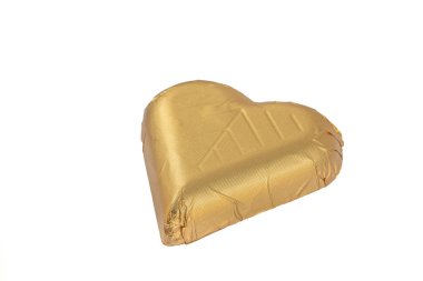 Altın kalp çikolatası. Beyaz arka planda çikolatanın kalp şeklini ayır..