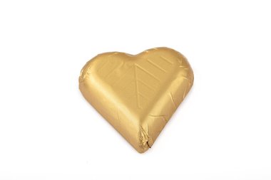 Altın kalp çikolatası. Beyaz arka planda çikolatanın kalp şeklini ayır..