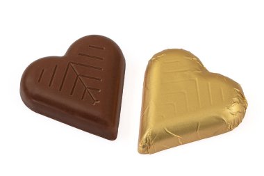 Altın kalp çikolatası. Beyaz arka planda çikolatanın kalp şeklini ayır..