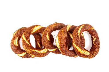Türk simidi; (simit, gevrek). İzole edilmiş arkaplanda Türk simidi simit.
