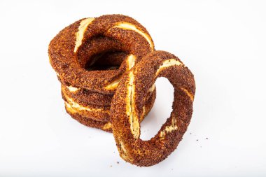 Türk simidi; (simit, gevrek). İzole edilmiş arkaplanda Türk simidi simit.