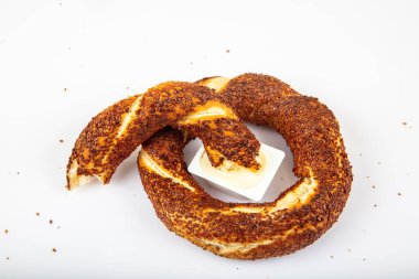 Türk simidi; (simit, gevrek). İzole edilmiş arkaplanda Türk simidi simit.