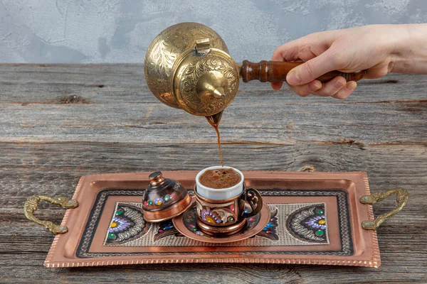 Török Kávé Török Kávé Öntése Vintage Pohárba Fából Készült Háttérrel — Stock Fotó