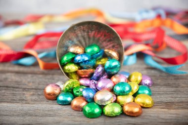 Çok renkli folyo kaplı çikolata. Folyo kaplı hediye çikolataları tahta arka plan. Şeker ziyafeti. Kurban Bayramı (Ramazan Bayramı) kavramı.