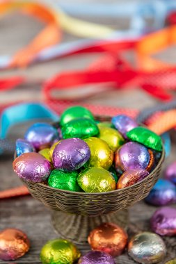 Çok renkli folyo kaplı çikolata. Folyo kaplı hediye çikolataları tahta arka plan. Şeker ziyafeti. Kurban Bayramı (Ramazan Bayramı) kavramı.