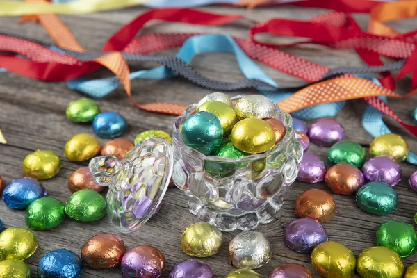 Multi Gekleurde Folie Bedekt Chocolade Folie Bedekt Geschenk Chocolade Houten Rechtenvrije Stockfoto's