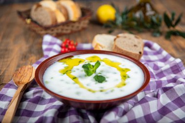 Kakik (geleneksel Türk yoğurt tapası). Geleneksel Türk içkisi kakik veya tzatziki. Yoğurt ve salatalıktan yapılmış..